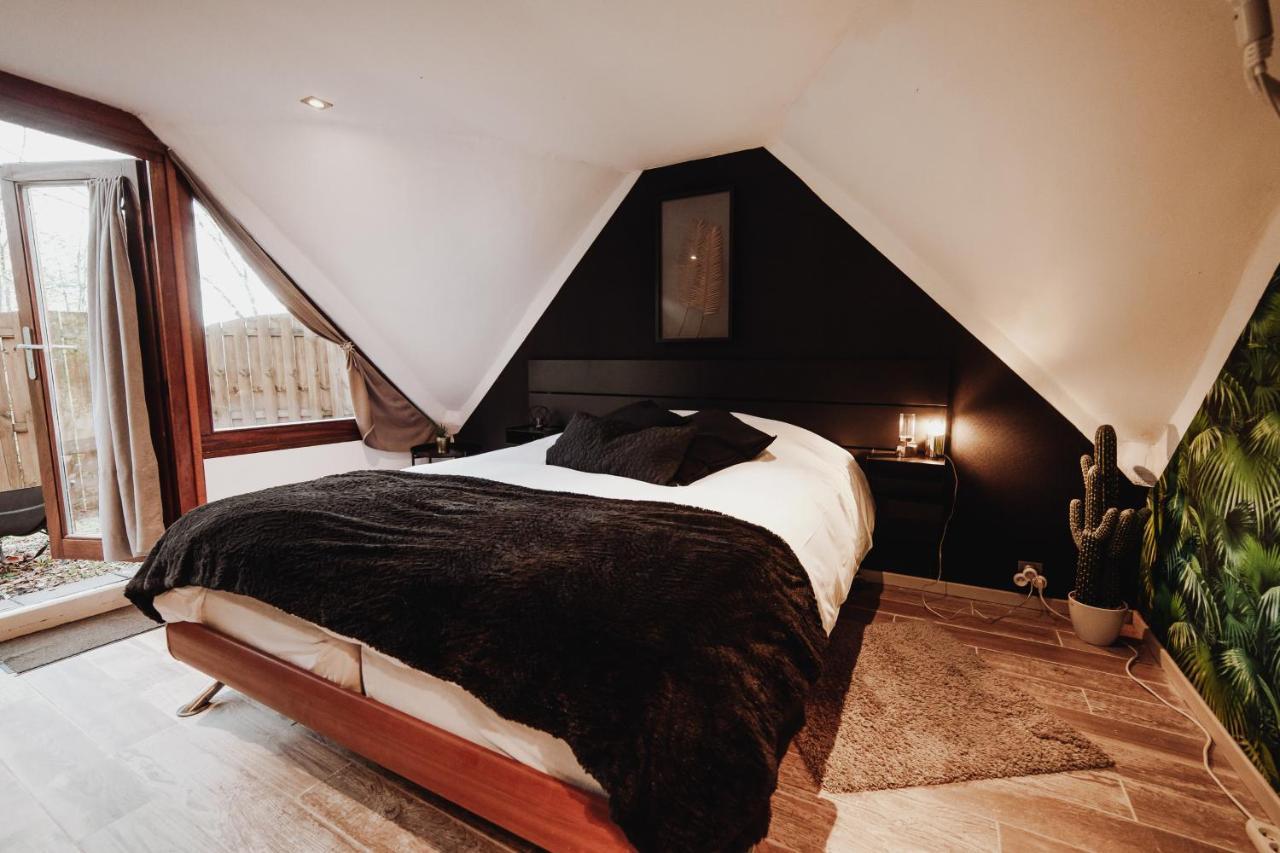Chalet Tropical Avec Bain A Bulles - In The Woods Gesves Екстер'єр фото
