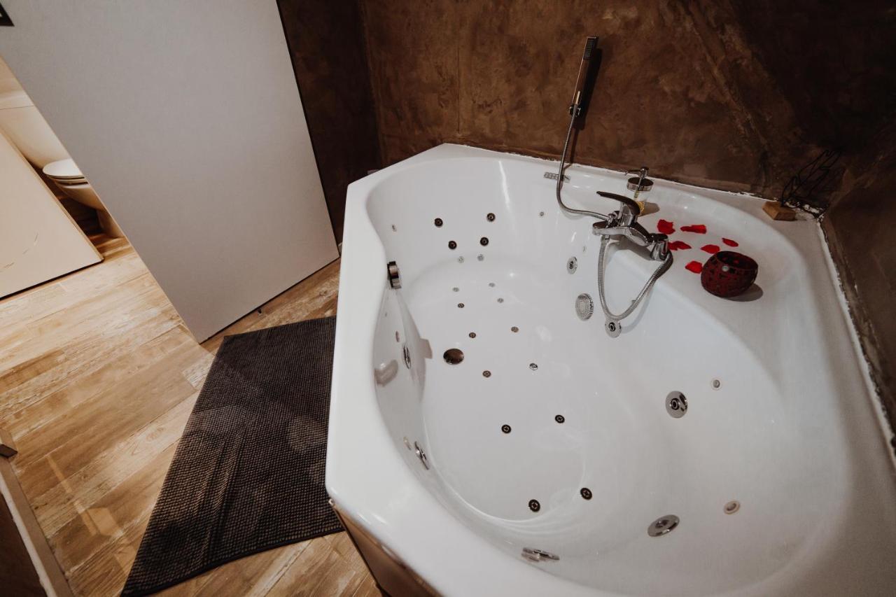 Chalet Tropical Avec Bain A Bulles - In The Woods Gesves Екстер'єр фото