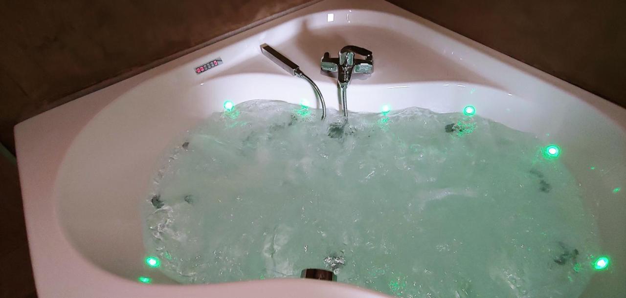 Chalet Tropical Avec Bain A Bulles - In The Woods Gesves Екстер'єр фото