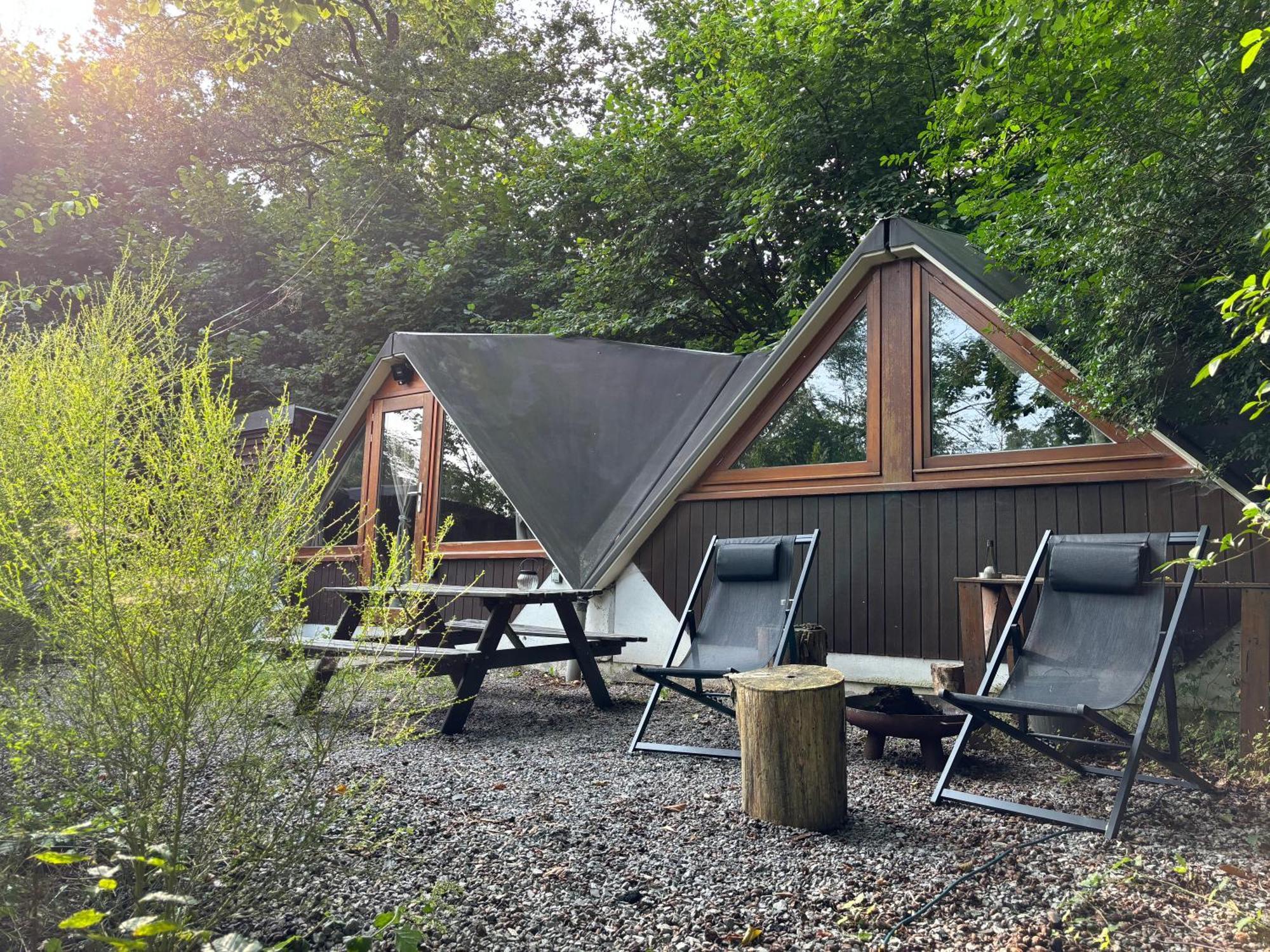 Chalet Tropical Avec Bain A Bulles - In The Woods Gesves Екстер'єр фото